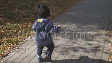 快乐的小朋友，小男孩在公园里嬉笑打闹，在户外散步..
